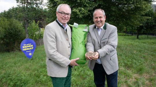 Stephan Pernkopf und Josef Pröll mit Saatgut
