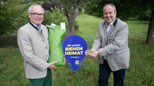 Stephan Pernkopf und Josef Pröll mit Saatgutsack