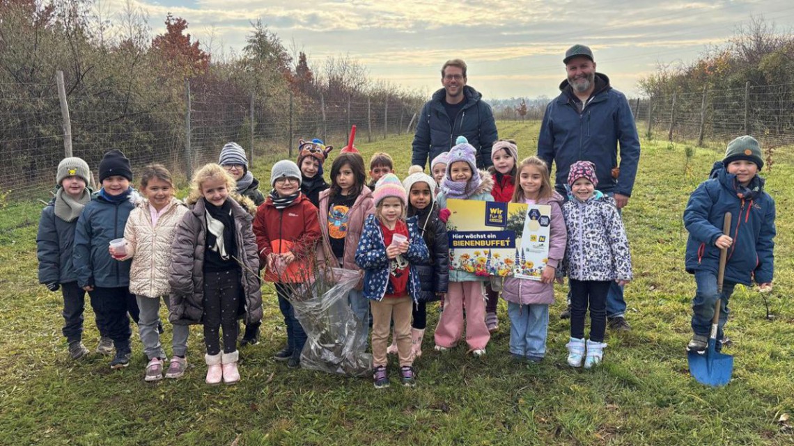 Eine Gruppe Kinder und zwei M&auml;nner