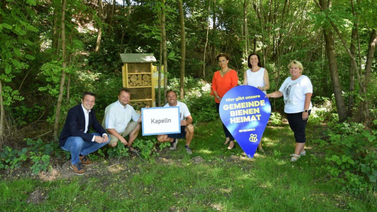 DIe Gemeinde Kapelln präsentiert stolz ihr Insektenhotel. 