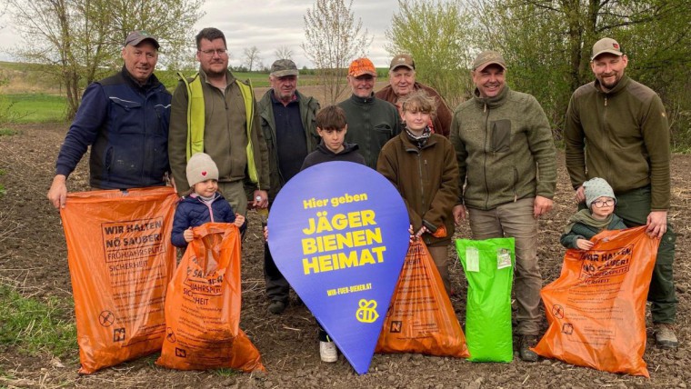 Eine Gruppe J&auml;ger mit Kindern