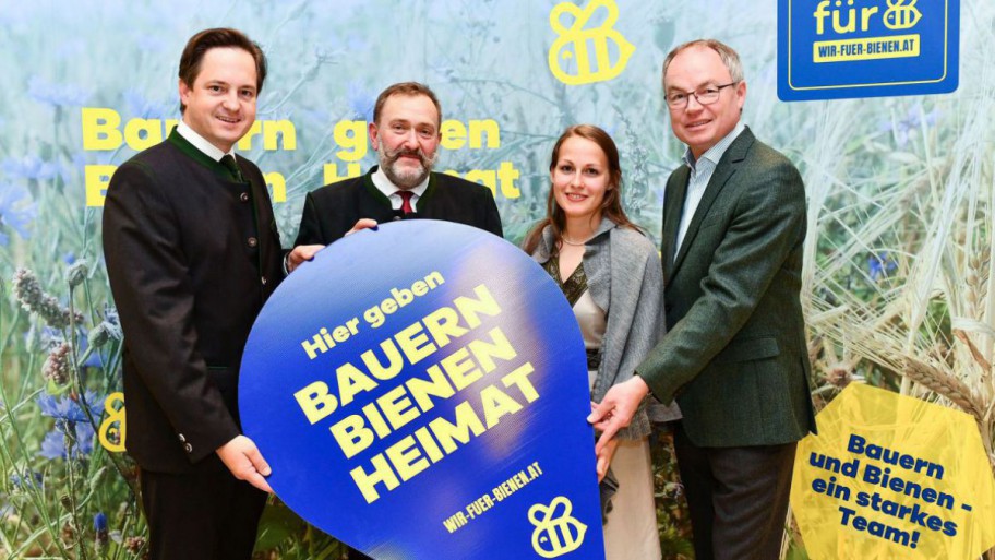 LH-Stellvertreter Stephan Pernkopf, die Jung-Landwirtin Elisabeth Kern, Imkermeister Wolfgang Messner und Johannes Schmuckenschlager, Präsident der NÖ Landwirtschaftskammer, präsentierten im Haus für Natur im Museum Niederösterreich in St. Pölten die neue