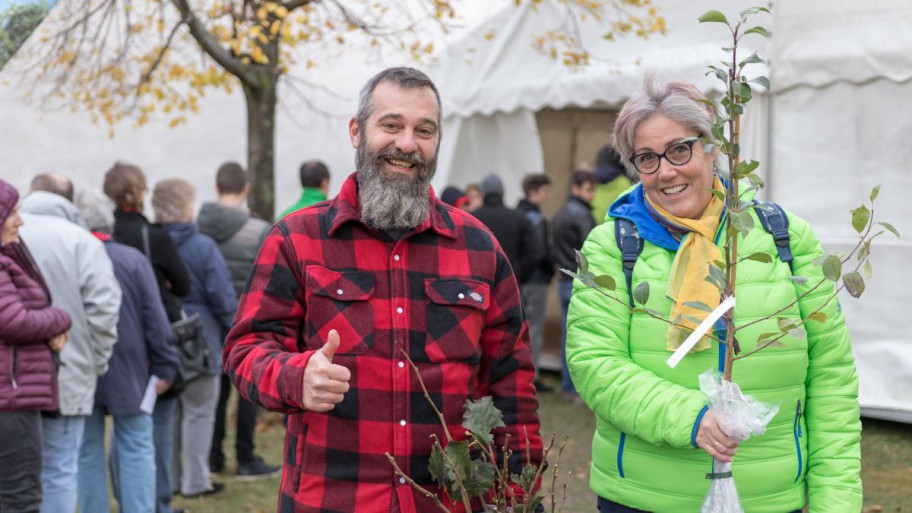 Glückliche Heckentags-Besucher mit Ihren neu erworbenen Hecken.