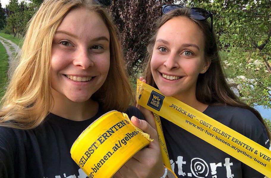 Die Landjugend beim befestigen des gelben Bandes.