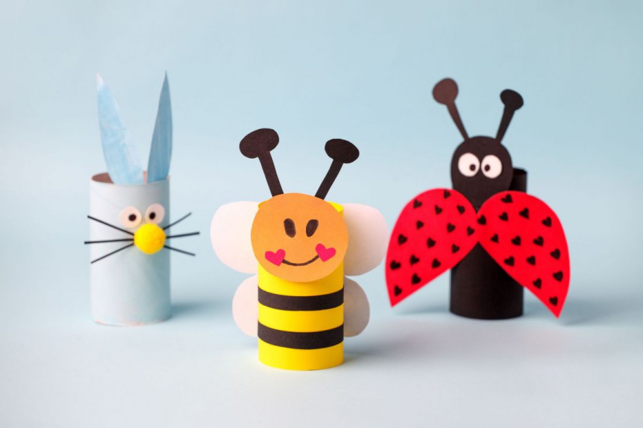 Bienen und andere Tiere gebastelt mit leeren Klopapierrollen.